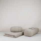 Bundle méditation beige en kapok naturel avec zafu traditionnel, zabuton 70x90 cm, bolster rectangulaire et eye pillow lavande
