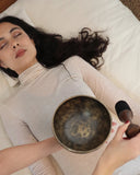 installation de sound healing avec futon de soin et bol chantant pour séance de bain sonore et relaxation holistique