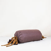 Bolster cylindrique en lin aux tons naturels, rembourré au kapok, avec liens de serrage, conçu pour le soutien en pratique douce et restaurative