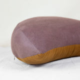 Zafu demi-lune en lin naturel rembourré au kapok. Coussin de méditation confortable, léger et adapté à une pratique à la maison ou en extérieur.