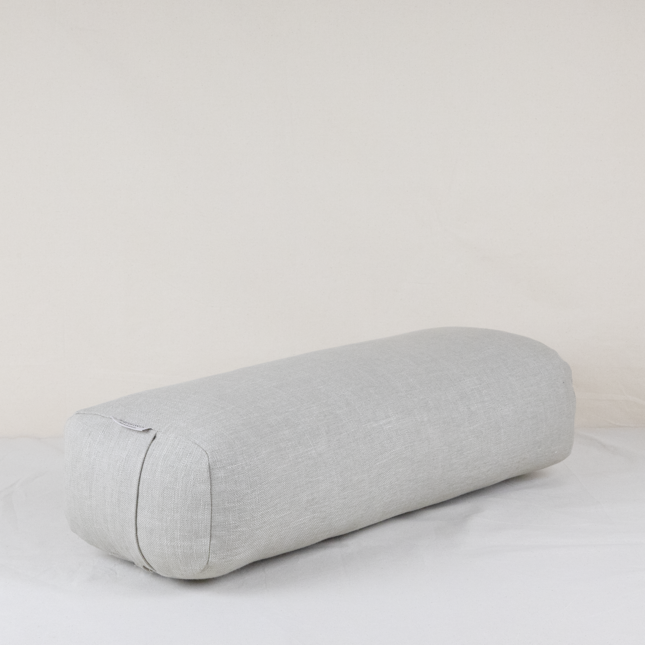 Bolsters rectangulaires en lin greige et blanc cassé, faits main au Maroc, rembourrés de kapok naturel ou de coton recyclé, déhoussables et durables – Atelier Cocon