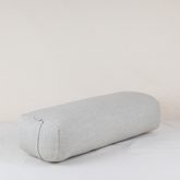 Bolsters rectangulaires en lin greige et blanc cassé, faits main au Maroc, rembourrés de kapok naturel ou de coton recyclé, déhoussables et durables – Atelier Cocon