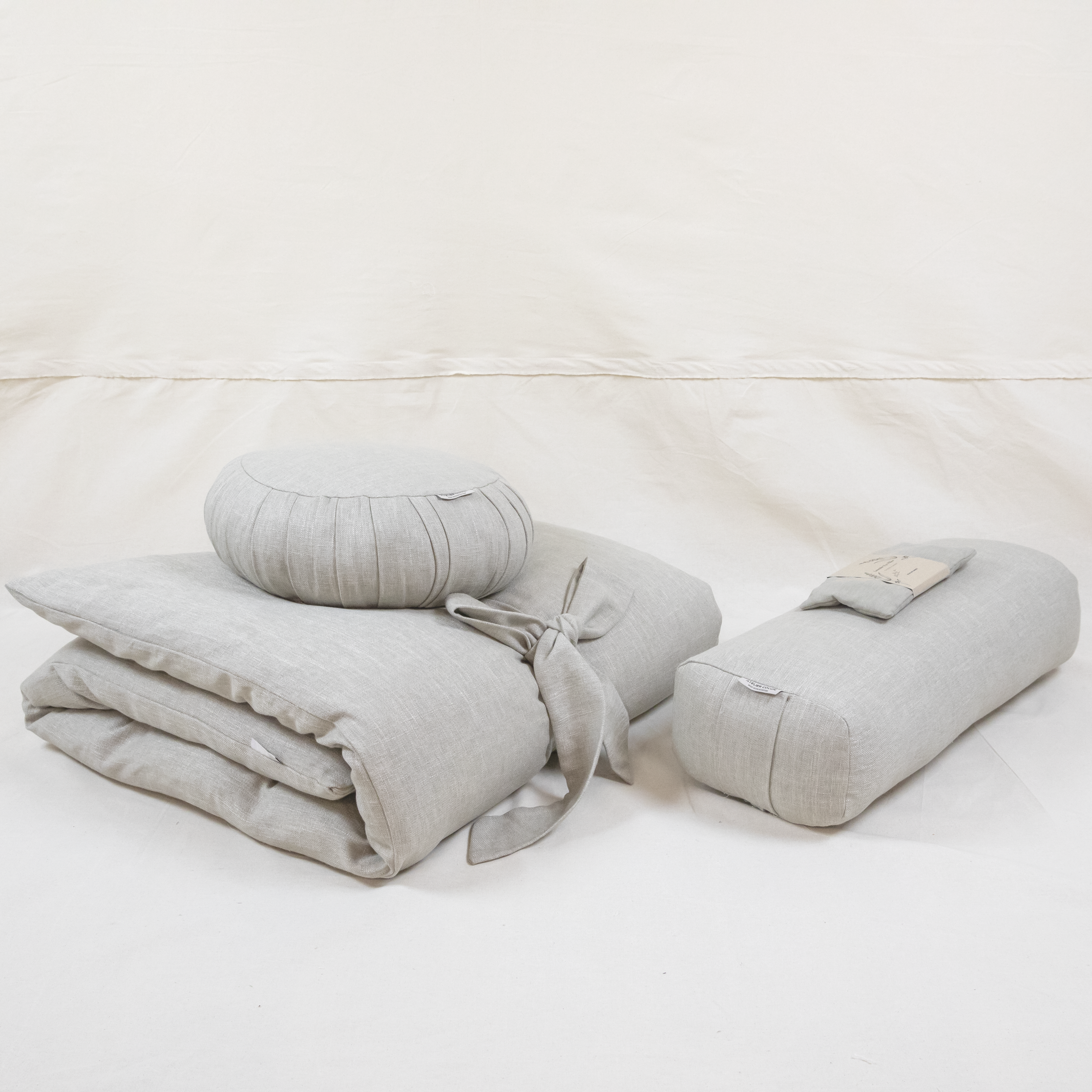Ensemble complet de méditation en lin greige comprenant un futon plié avec nœud, un zafu rond, un bolster de yoga et un coussin pour les yeux à la lavande, confectionnés à la main au Maroc – Atelier Cocon