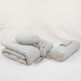 Ensemble complet de méditation en lin greige comprenant un futon plié avec nœud, un zafu rond, un bolster de yoga et un coussin pour les yeux à la lavande, confectionnés à la main au Maroc – Atelier Cocon