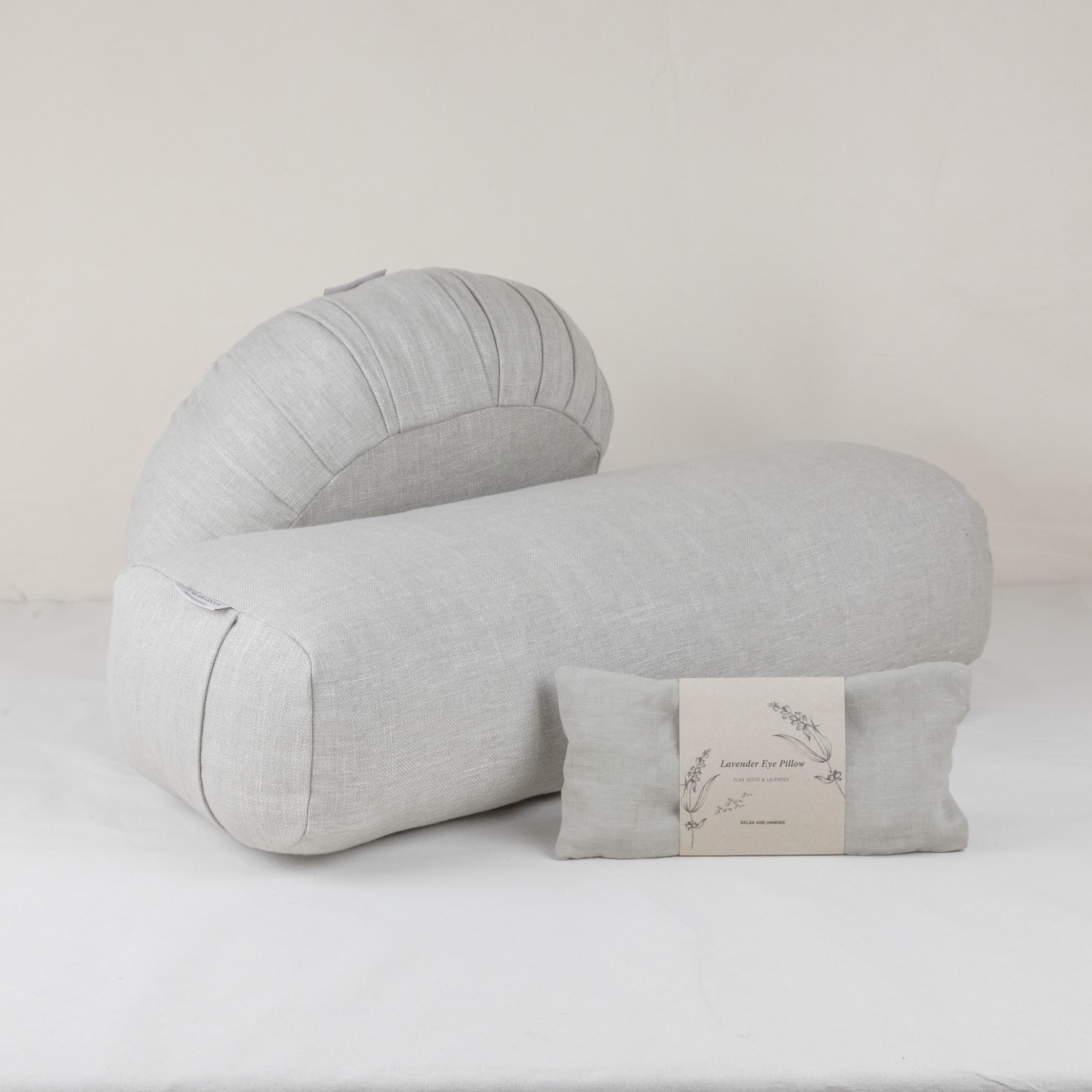 Ensemble de méditation en lin naturel comprenant un zafu rond, un bolster de yoga et un coussin pour les yeux à la lavande, faits main au Maroc – Atelier Cocon