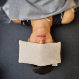 Coussin d’aromathérapie pour les yeux, rempli de lavande naturelle. Apaise la fatigue oculaire, améliore le sommeil et favorise la relaxation. Idéal pour le yoga du visage, la méditation et la détente.