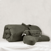 Ensemble de méditation en lin vert kaki comprenant un futon plié noué, un zafu rond, un coussin de méditation en demi-lune, un mini traversin pour la nuque et un coussin pour les yeux à la lavande, confectionnés à la main au Maroc – Atelier Cocon