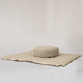 Ensemble de méditation Atelier Cocon composé d’un zafu rond et d’un zabuton pliable en jute, rembourrés de kapok naturel, faits main au Maroc, pour une assise confortable et stable pendant la méditation ou le yoga