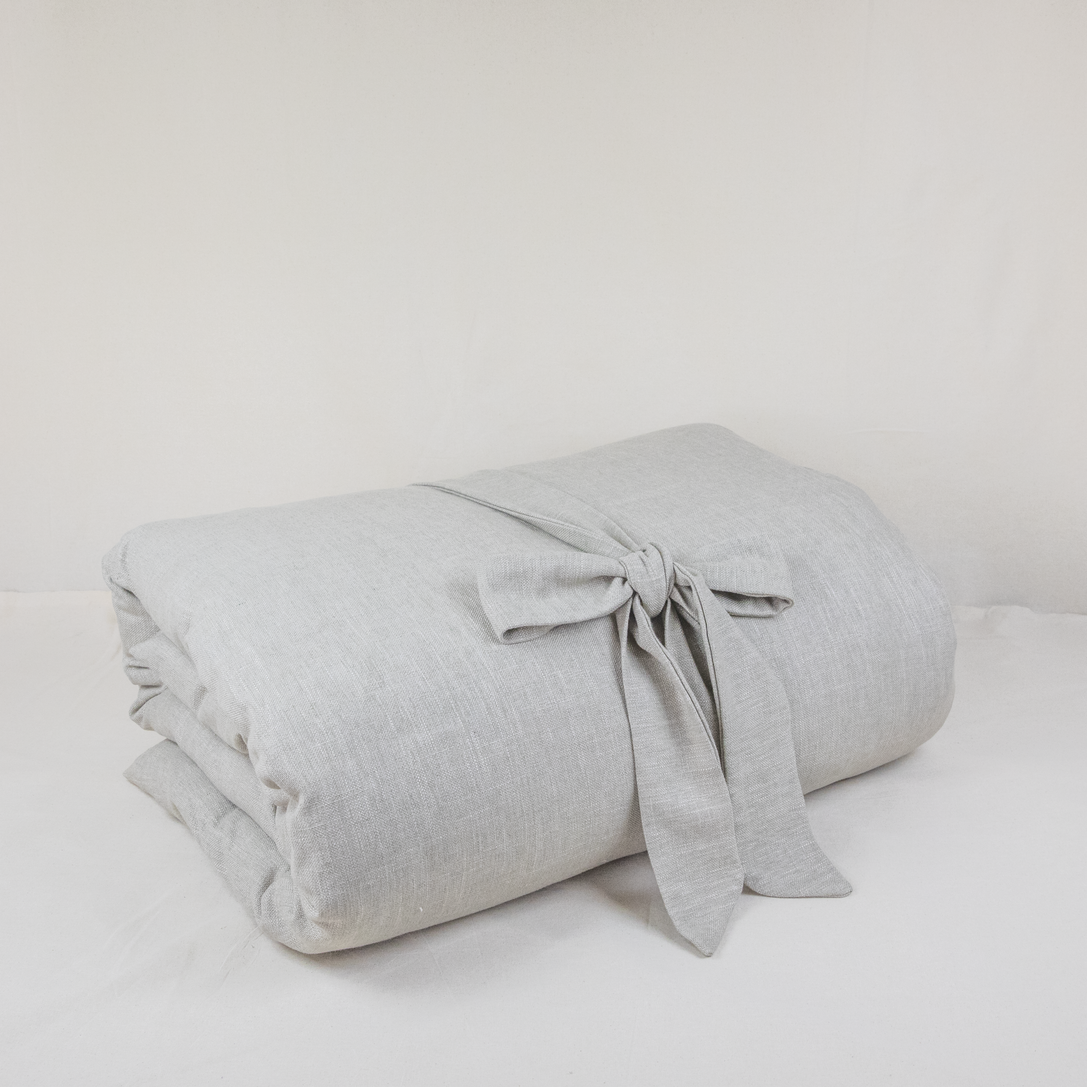 Futon en lin naturel greige avec sac de transport Atelier Cocon, garni de kapok végétal, fait main au Maroc, idéal pour la méditation, le yoga et la relaxation