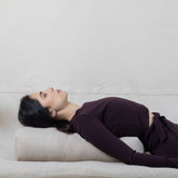 posture d'ouverture de poitrine avec bolster rectangulaire en lin naturel beige