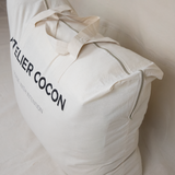 Sac de transport en toile de coton épaisse Atelier Cocon, avec fermeture zippée et anses renforcées, conçu pour ranger ou transporter le futon en lin – fabrication artisanale au Maroc