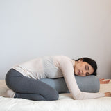 posture de yoga restorative avec yoga bolster de soutien en lin gris