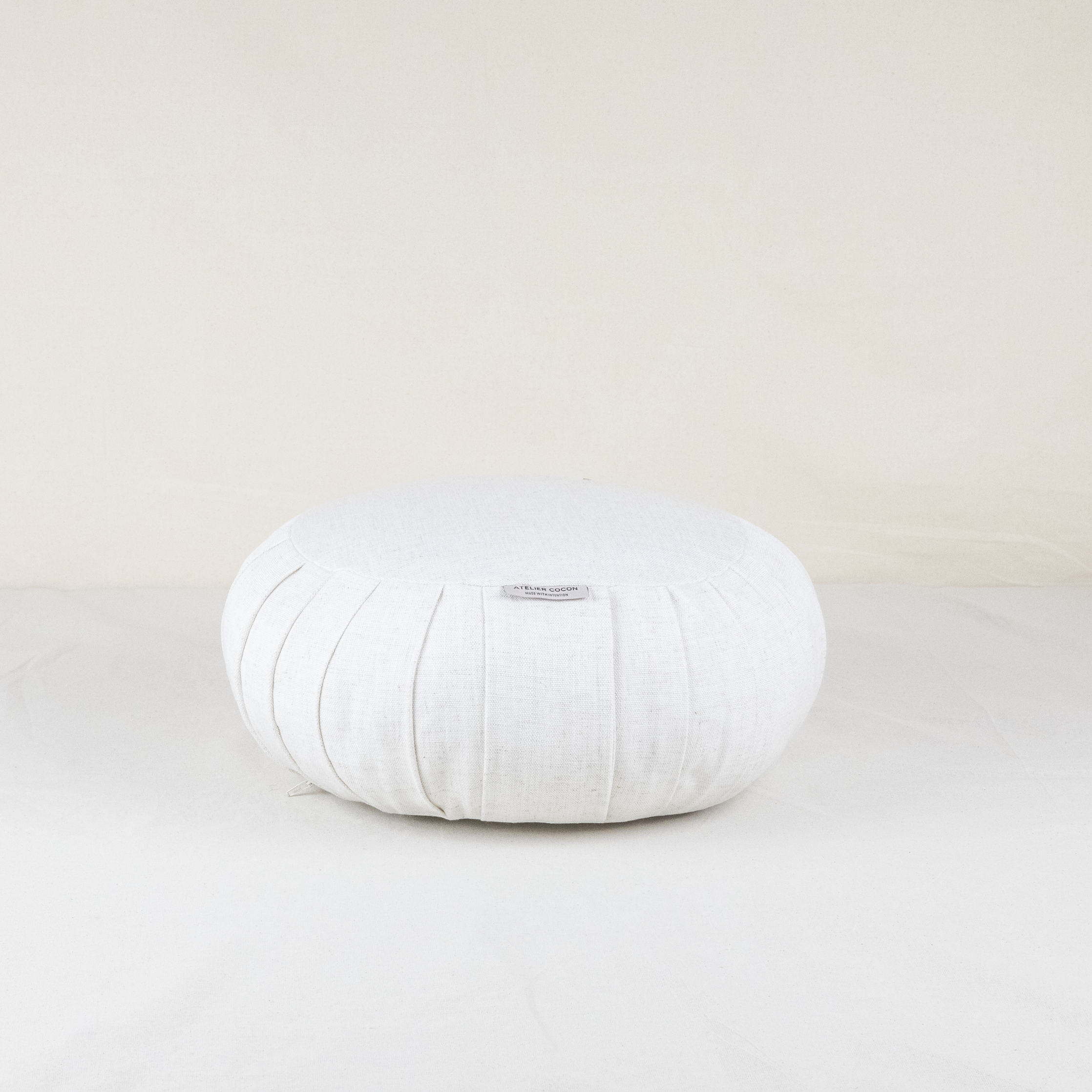 Zafu rond en lin écru, coussin de méditation artisanal garni de kapok, déhoussable et fait main au Maroc – Atelier Cocon