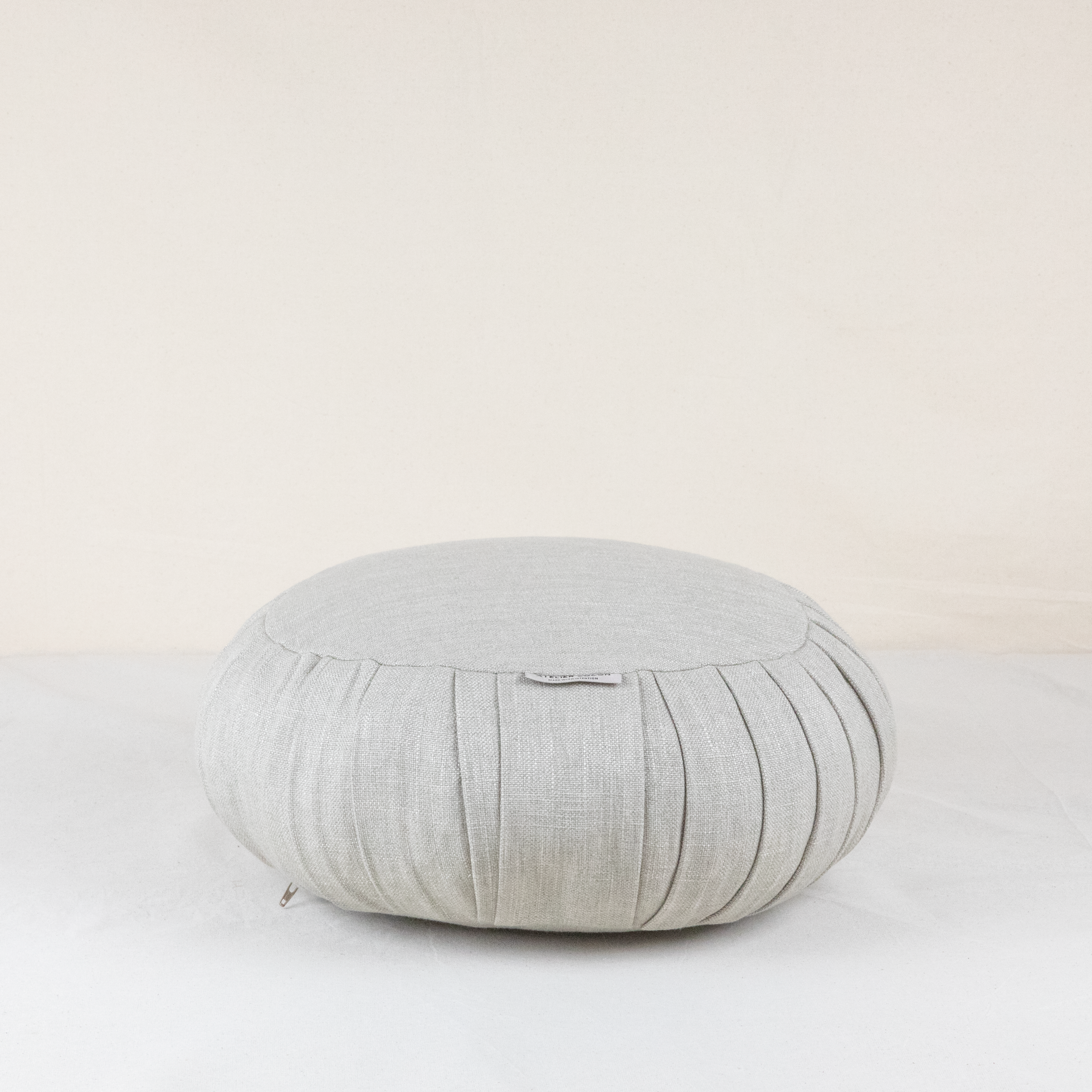 Zafu rond en lin greige, coussin de méditation artisanal garni de kapok, déhoussable et fait main au Maroc – Atelier Cocon