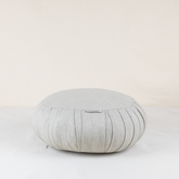 Zafu rond en lin greige, coussin de méditation artisanal garni de kapok, déhoussable et fait main au Maroc – Atelier Cocon