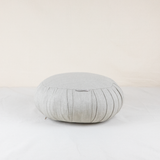 Zafu rond en lin greige, coussin de méditation artisanal garni de kapok, déhoussable et fait main au Maroc – Atelier Cocon