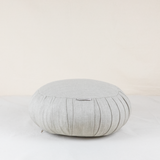Zafu rond en lin greige, coussin de méditation artisanal garni de kapok, déhoussable et fait main au Maroc – Atelier Cocon
