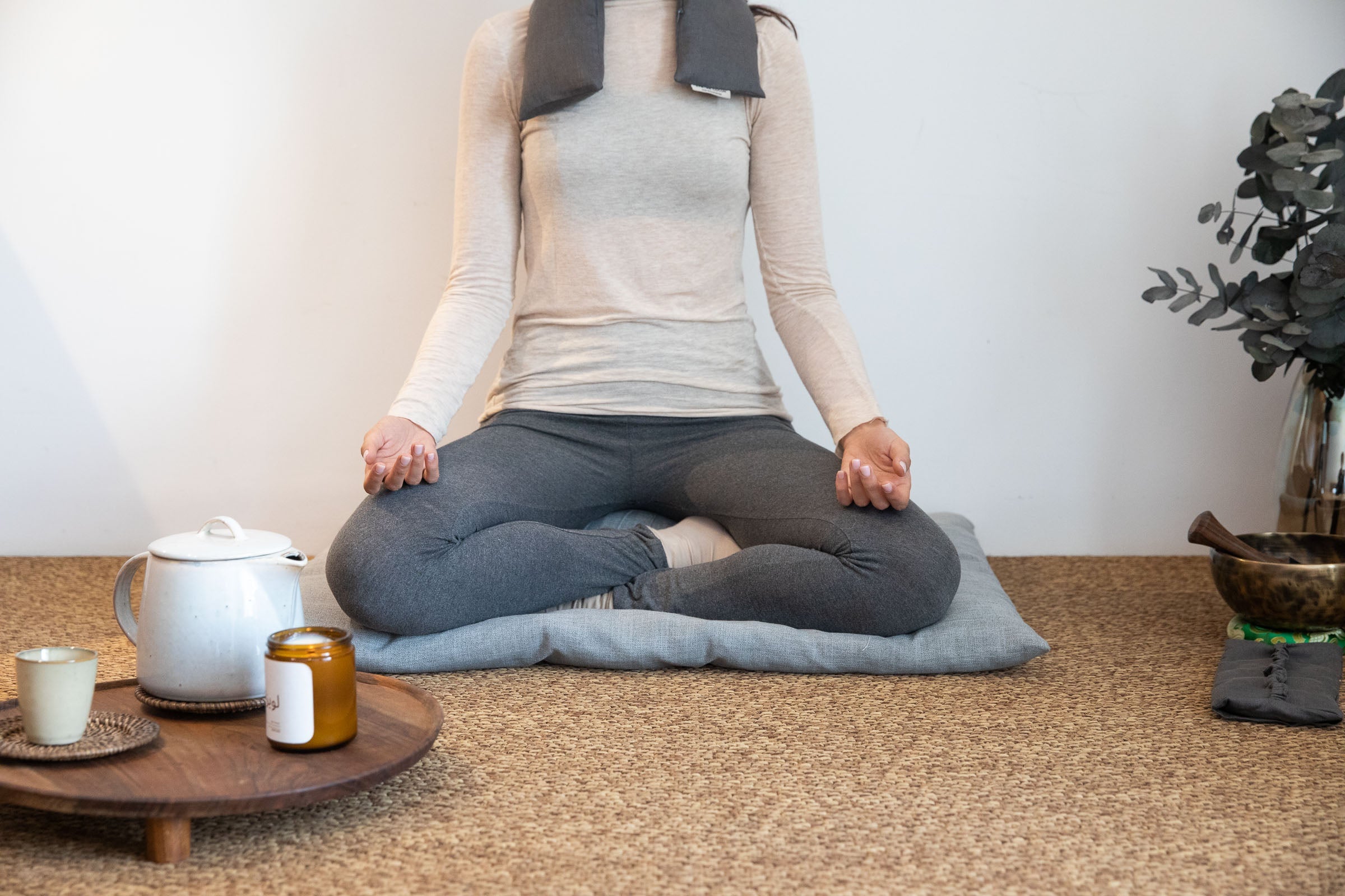 femme assise en meditation sur un ensemble de coussin de méditation en lin vvert
