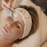 Soin de visage cabine avec bandeau de soin  personnalisé en coton nid d'abeille 