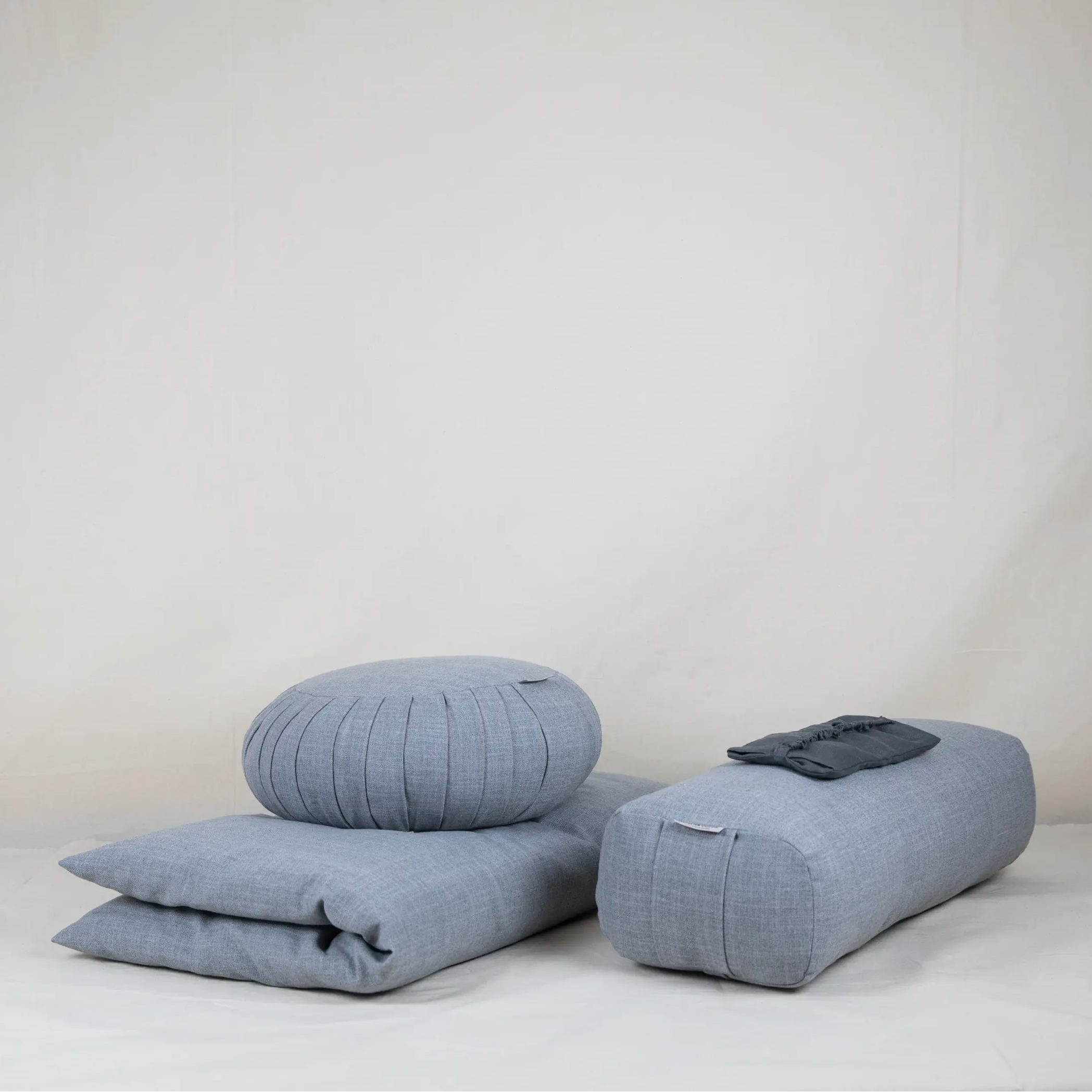 Bundle méditation gris en kapok naturel avec zafu traditionnel, zabuton 70x90 cm, bolster rectangulaire et eye pillow lavande