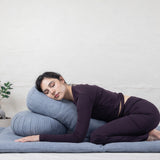 Posture restorative sur futon et coussins de yoga bolster et en lin naturel gris 