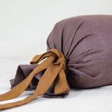 Bolster cylindrique en lin aux tons naturels, rembourré au kapok, avec liens de serrage, conçu pour le soutien en pratique douce et restaurative