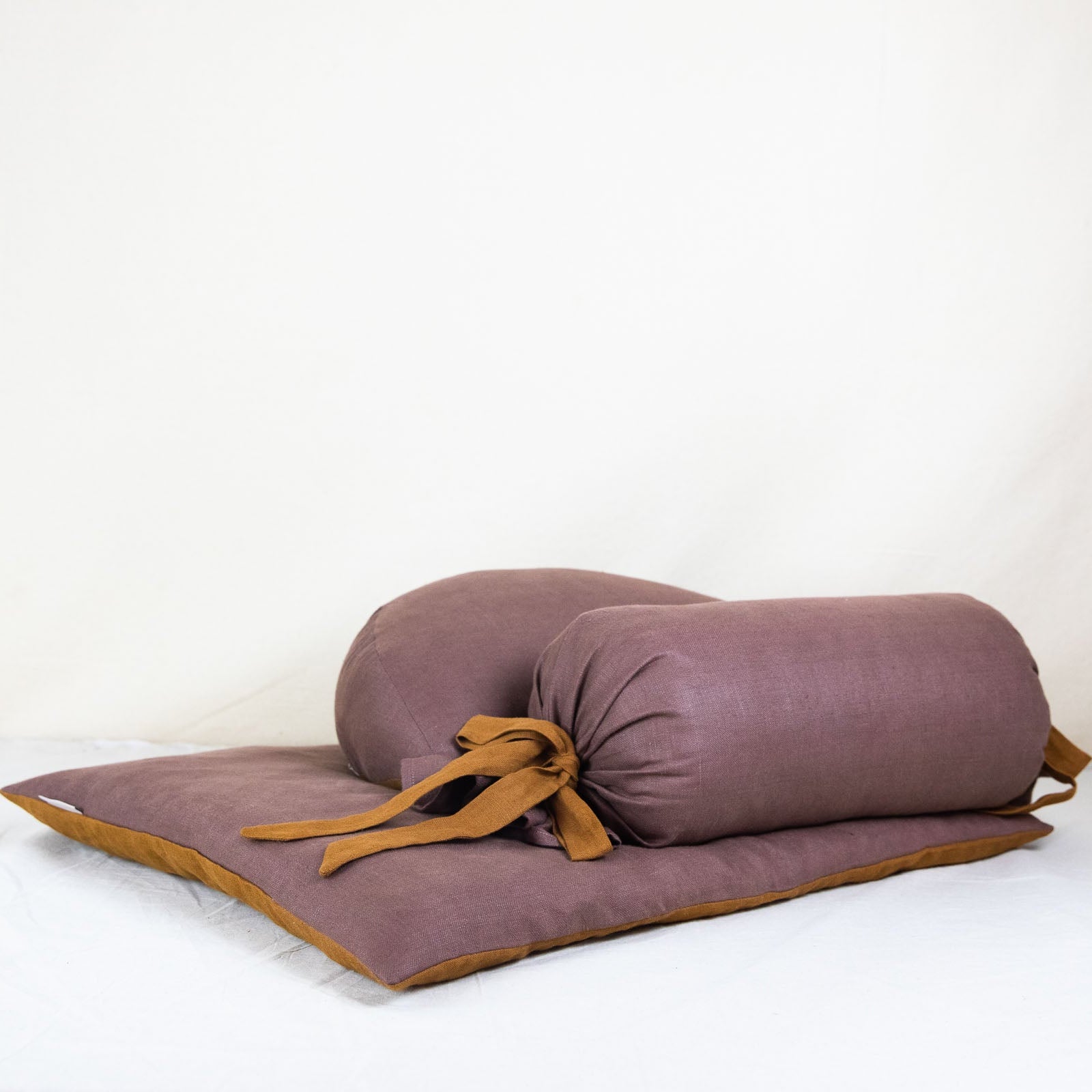 Ensemble de méditation en lin aux tons naturels comprenant un bolster, un zafu demi-lune et un zabuton rembourrés au kapok, conçu pour une pratique facile à déplacer