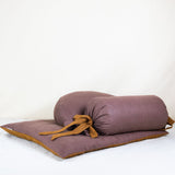 Ensemble de méditation en lin aux tons naturels comprenant un bolster, un zafu demi-lune et un zabuton rembourrés au kapok, conçu pour une pratique facile à déplacer
