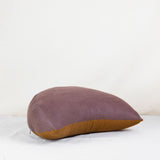 Zafu demi-lune en lin naturel rembourré au kapok. Coussin de méditation confortable, léger et adapté à une pratique à la maison ou en extérieur.