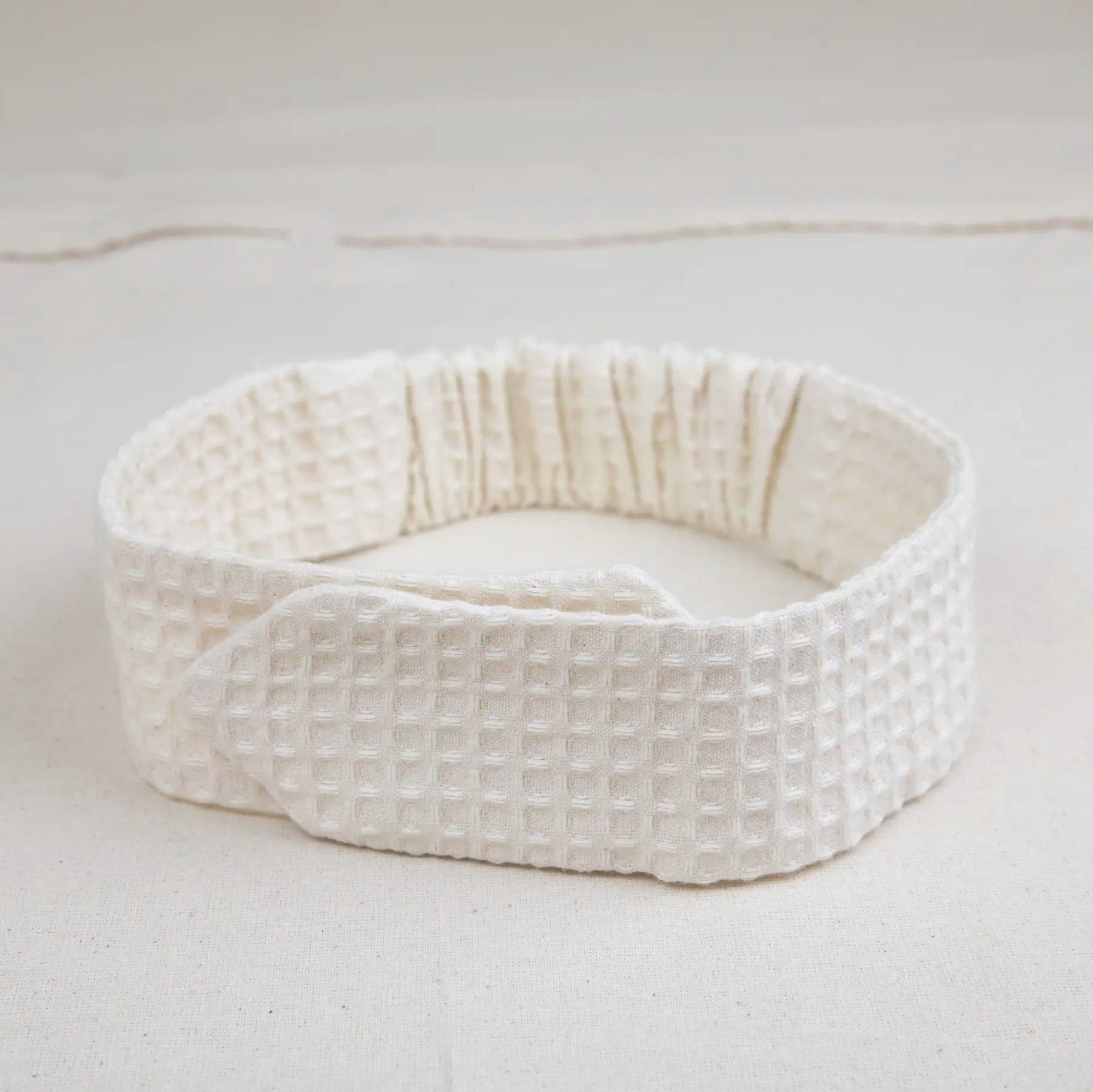 bandeau soin de visage en coton nid d'abeille écru avec scratch et élastique