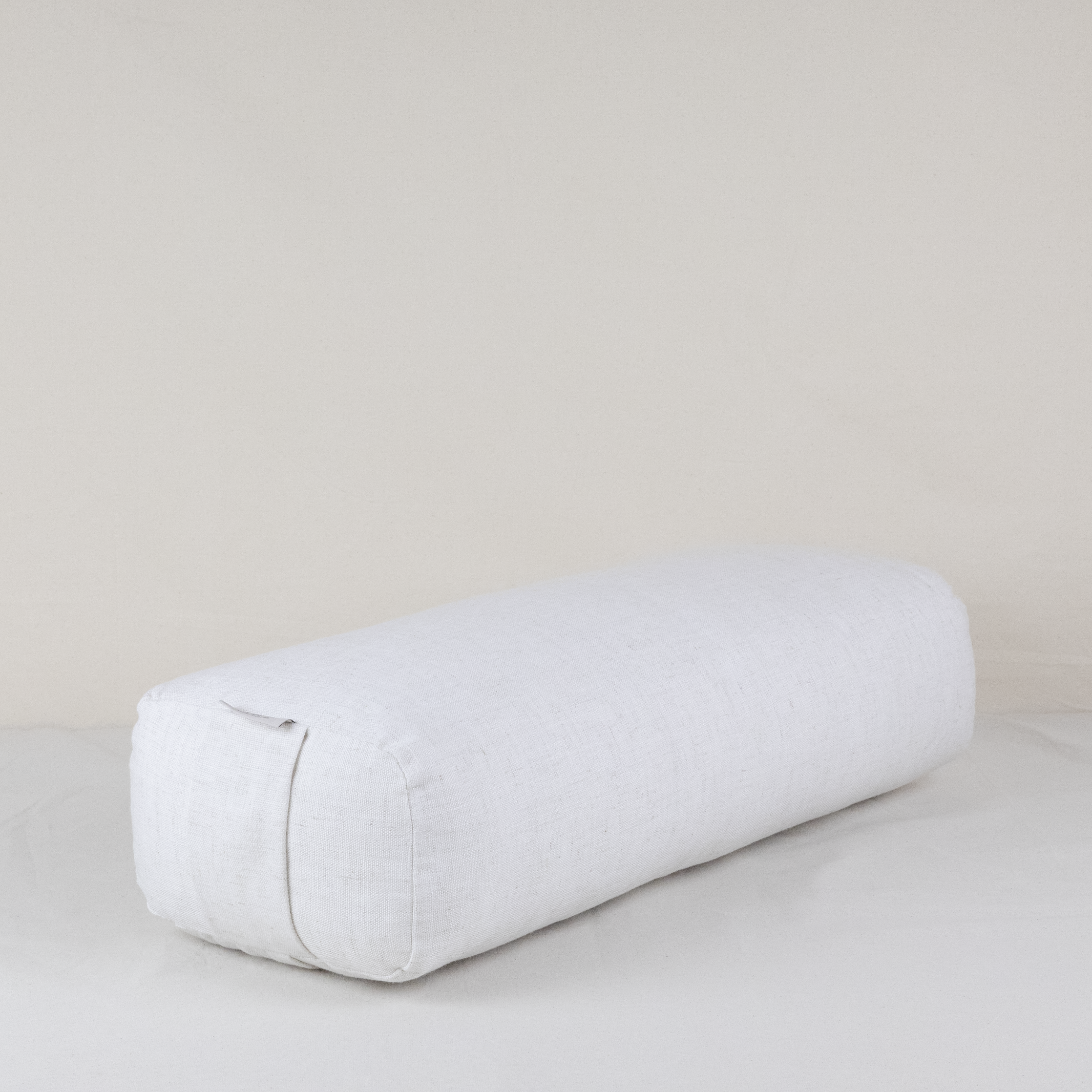 Bolsters yoga rectangulaires en lin blanc cassé, faits main au Maroc, rembourrés de kapok naturel ou de coton recyclé, déhoussables et durables – Atelier Cocon