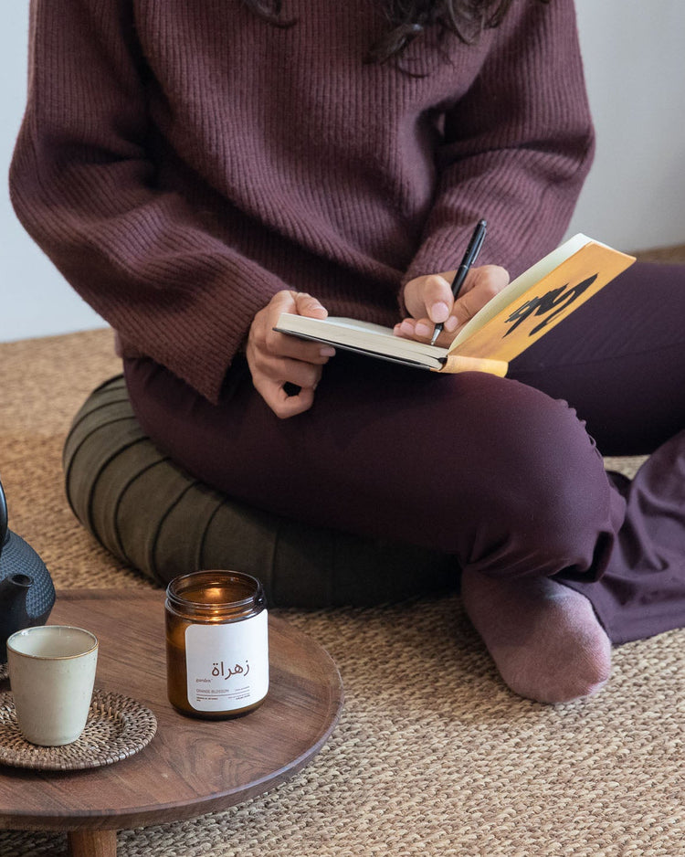 rituel de journaling et introspection sur coussin de méditation dans son zen corner